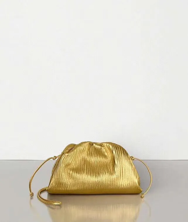 Batch 1260 Real shot👇2020 New colors on Xiaoyunduo Authentic Italian original Bottega Veneta This Pouch clutch bag is one of the first designs created by designer Daniel in BV. It has a simple soft silhouette bag body without any unnecessary decoration. It has a very elegant and high-end texture when you hold it casually in your hand. The more you look at it, the more you will be fascinated by it. Counter quality size: 22*12.7cm (small cloud embossed gold)